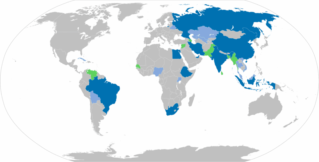Mappa del mondo con i paesi BRICS nel 2025: membri in blu scuro (Brasile, Russia, India, Cina, Sudafrica, Egitto, Etiopia, Iran, Emirati Arabi Uniti, Indonesia), paesi partner in azzurro e candidati in verde