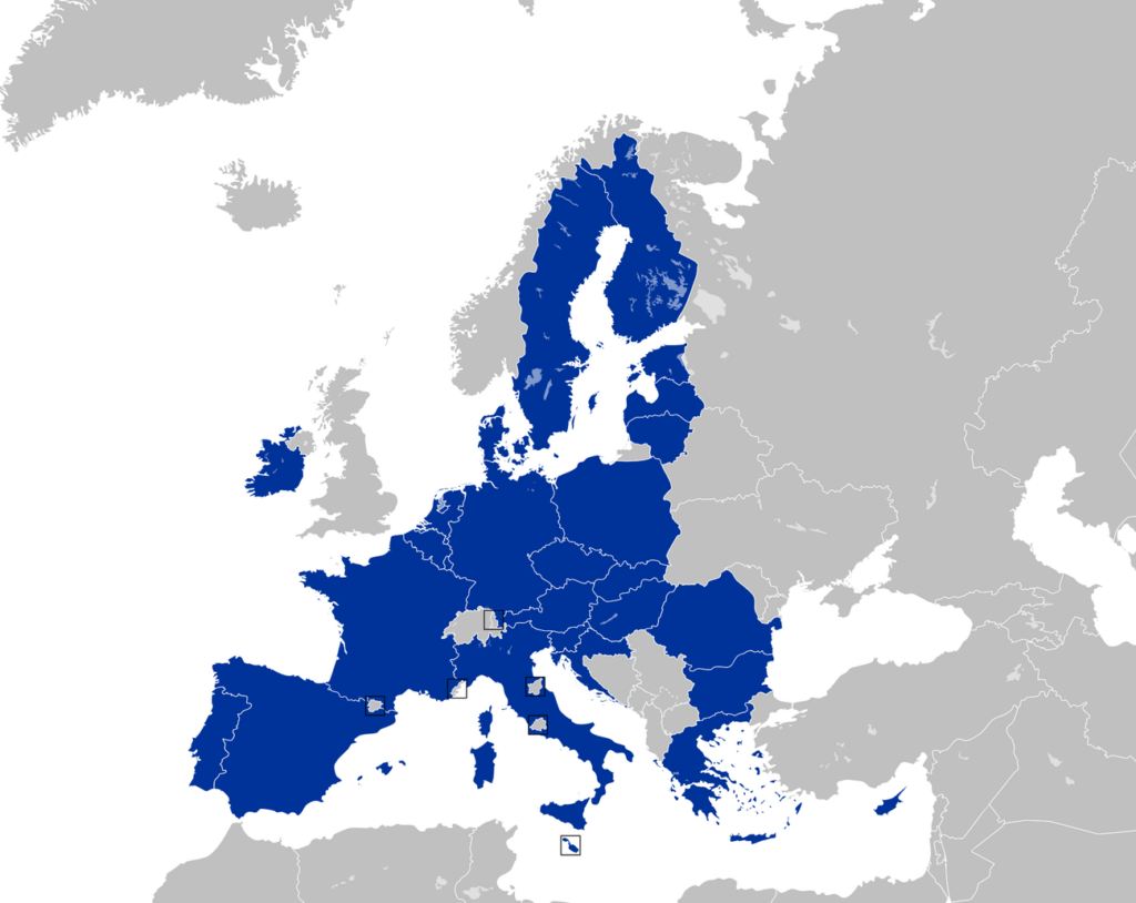 Mappa dell’Europa con i 27 Stati membri dell’Unione Europea evidenziati in blu e i paesi non membri, tra cui Regno Unito, Norvegia, Svizzera, Ucraina e Turchia, in grigio